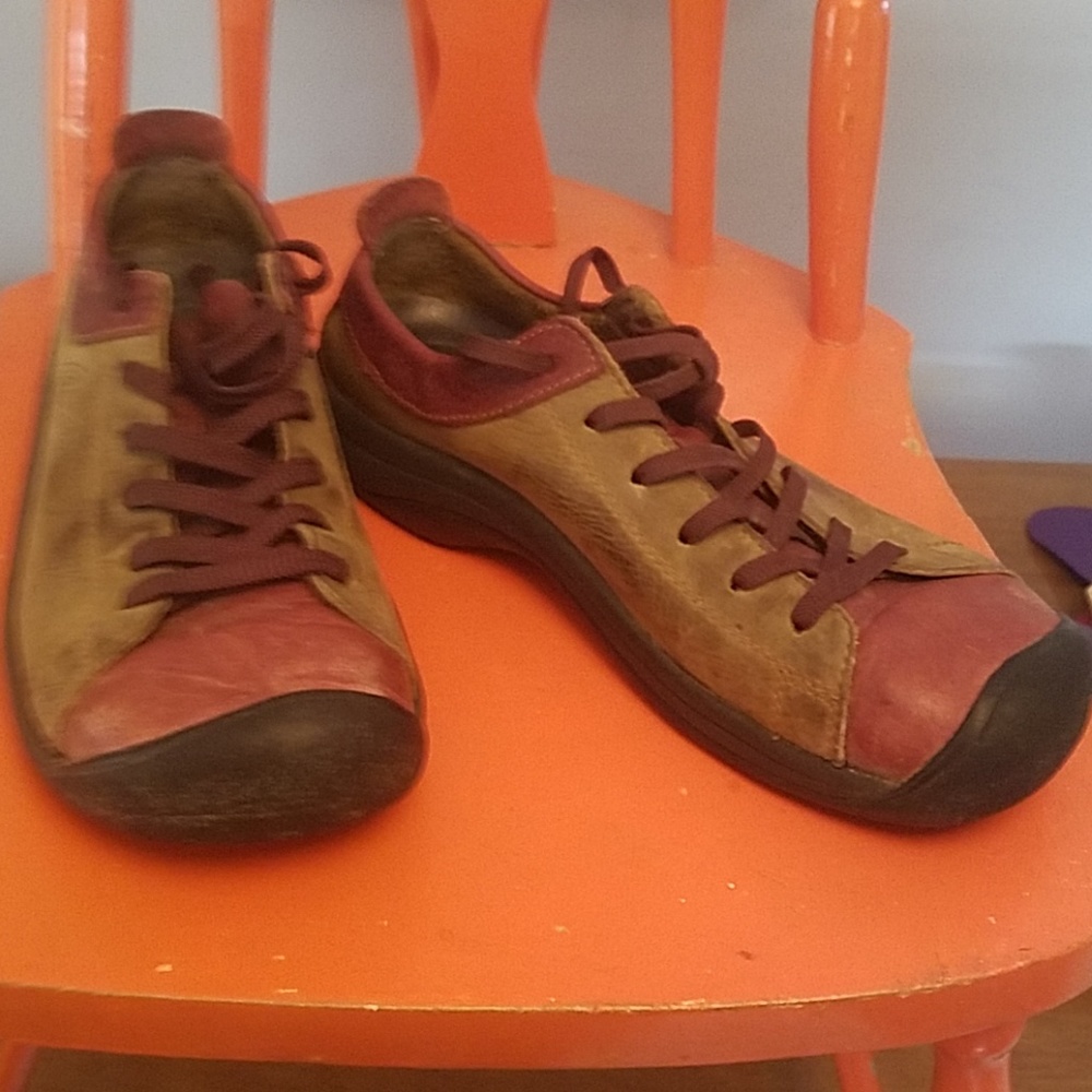 Size 8 women's Keen leather sneaker